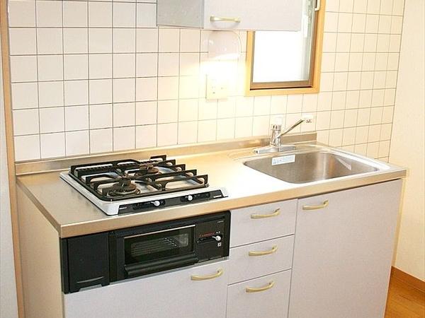 キッチン アンソレイユ(同タイプ別の部屋の写真です) キッチンはガスコンロ2口設置済みです。グリルもあるので料理もらくらくです。