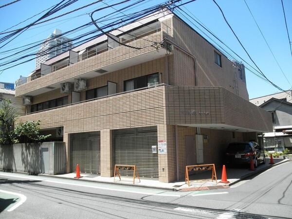 池袋駅徒歩4分の井戸ビルの外観です 池袋駅徒歩4分の井戸ビルの外観です。鉄筋コンクリート造の3階建でしっかりした建物です