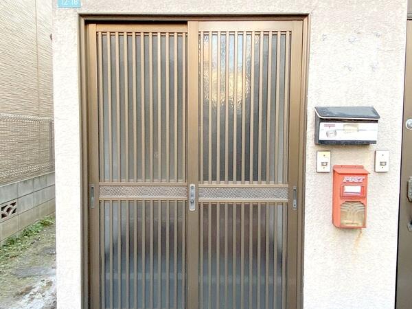 玄関 昭和を感じる引き戸の玄関です