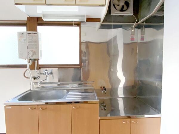 キッチン 桜井荘 ガスコンロ2口設置可です。窓があり匂いがこもりません