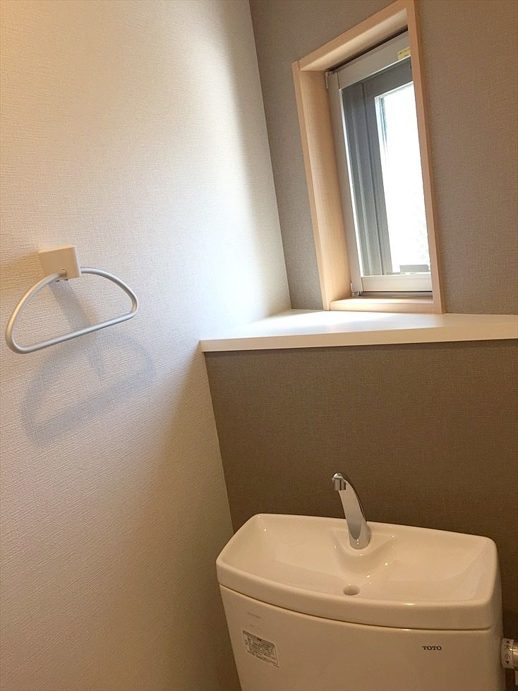 ラ・パーチェ池袋のトイレ　窓があり明るく匂いがこもりません