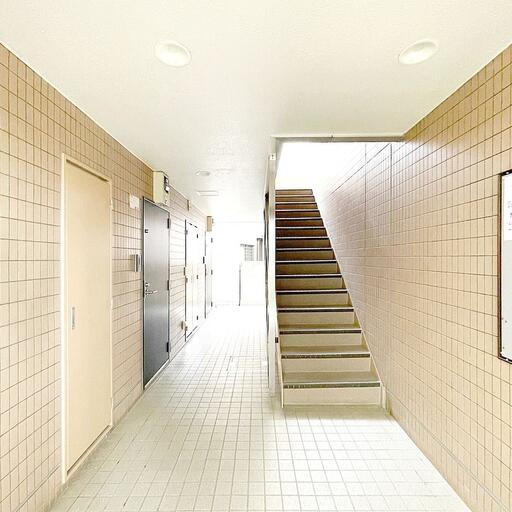 通路 階段 パークアゼリア 池袋の賃貸マンション パークアゼリア オートロックの内側