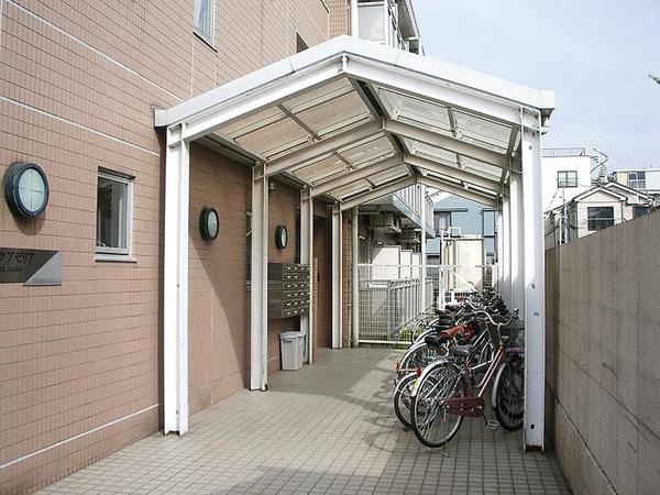 エントランスと駐輪場 パークアゼリア 池袋の賃貸マンション パークアゼリアです。オートロック、バス・トイレ別の1Kで立教大学の学生にも人気です 新しく開通したみたけ通り沿いで帰り道は明るく安心 目の前にファミリーマート池袋3丁目店がありとても便利です