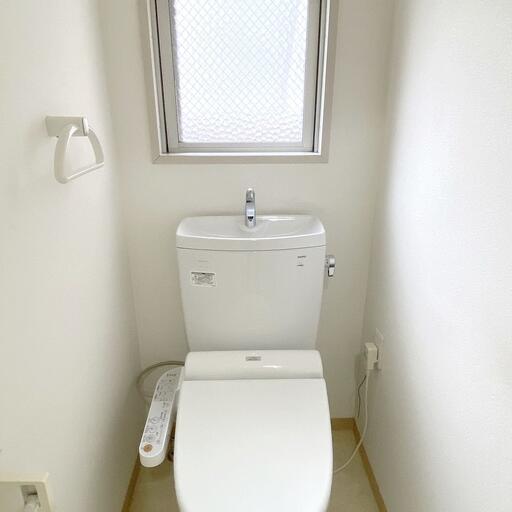 トイレ アゼリア青新ビル405号室 アゼリア青新ビル405号室のトイレはウォシュレット設置済です。窓があるので匂いがこもらず快適です