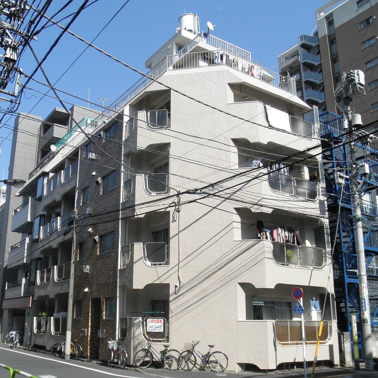 巣鴨駅徒歩３分の賃貸マンション　小野マンションです。