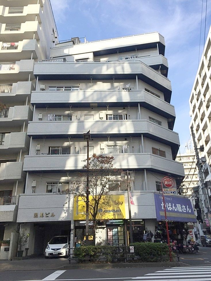 	サンエリア里見202号室は、マンションタイプの賃貸事務所。
本格的なオフィスビルよりも初期費用や月々の賃料を抑えられるため、「自宅と別に事務所を持ちたい」という方や、「池袋に支店・登記拠点を持ちたい」という事業者にぴったりの物件です。