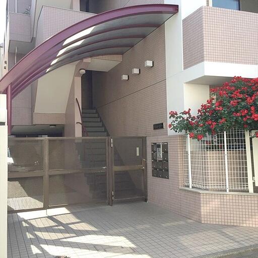 エントランス エントランスに屋根がありオートロック開錠時に雨に濡れません