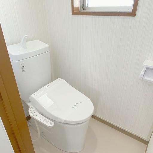バス・トイレ別のトイレ 窓あり匂いがこもりません 下板橋駅徒歩2分で通勤通学に便利な立地にあるベルパークのリノベーション物件です