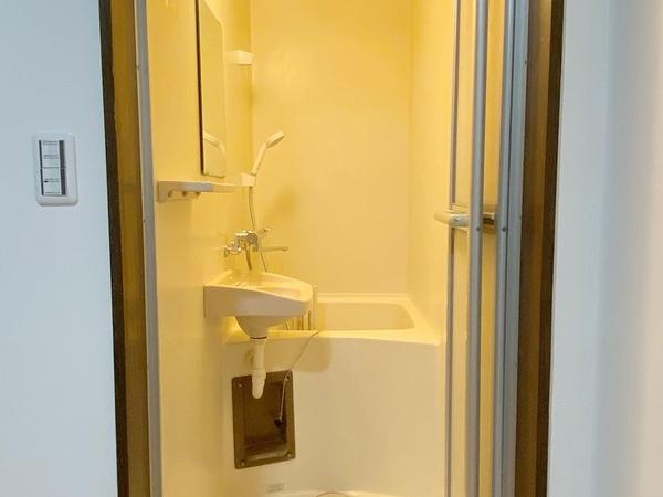 バス・トイレ別のお風呂 池袋の賃貸アパート フラット池袋 2023年にフルリノベーションされキレイに生まれ変わりました。バス・トイレ別の1Kで使いやすい間取りです。24時間ゴミ出し可能・宅配ボックスも設置されています