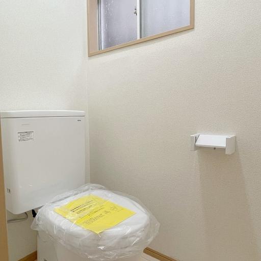 バス・トイレ別のトイレ ドアを開けた通路の奥に秘密基地のようなお部屋があります。2026年にリノベーションされた土橋荘B号室です。ぜひ一度お部屋を見て頂きたいと思います。