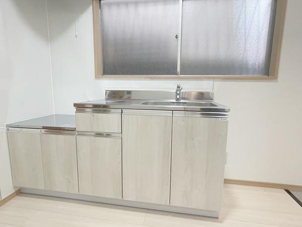 ガスコンロ2口設置可のキッチン 2026年にリノベーションされキレイ ドアを開けた通路の奥に秘密基地のようなお部屋があります。2026年にリノベーションされた土橋荘B号室です。ぜひ一度お部屋を見て頂きたいと思います。