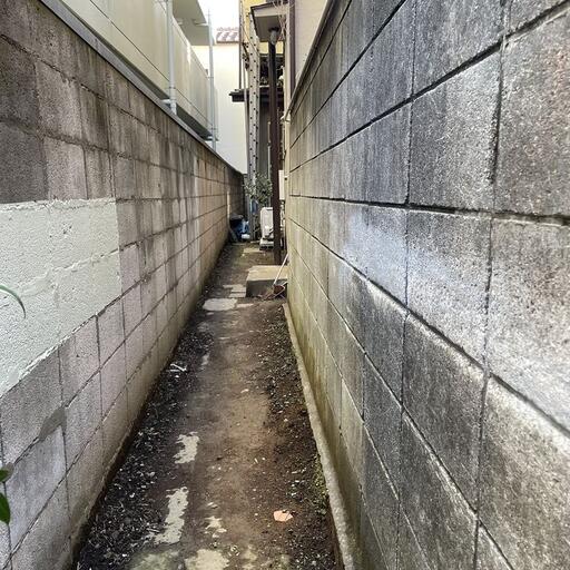 専用通路 駐輪も可能 ドアを開けた通路の奥に秘密基地のようなお部屋があります。2026年にリノベーションされた土橋荘B号室です。ぜひ一度お部屋を見て頂きたいと思います。