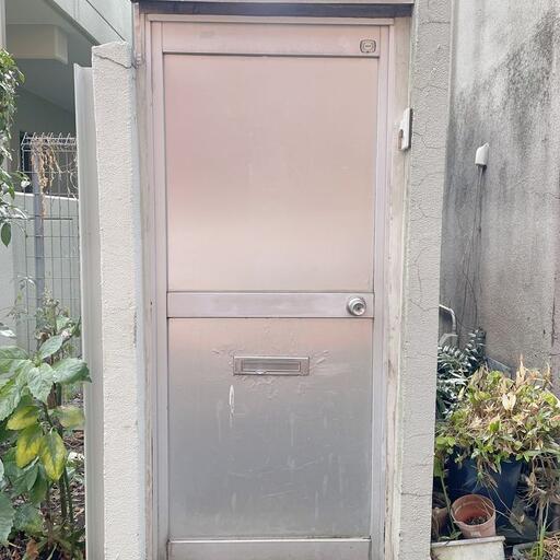 専用通路のドア ドアを開けた通路の奥に秘密基地のようなお部屋があります。2026年にリノベーションされた土橋荘B号室です。ぜひ一度お部屋を見て頂きたいと思います。