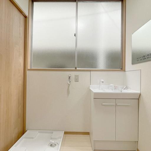 独立洗面台・室内洗濯機置き場 ドアを開けた通路の奥に秘密基地のようなお部屋があります。2026年にリノベーションされた土橋荘B号室です。ぜひ一度お部屋を見て頂きたいと思います。