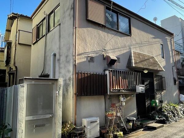 外観 ドアを開けた通路の奥に秘密基地のようなお部屋があります。2026年にリノベーションされた土橋荘B号室です。ぜひ一度お部屋を見て頂きたいと思います。