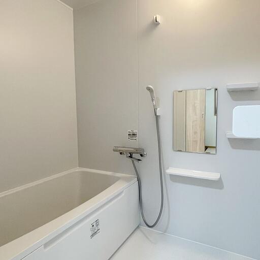 バス・トイレ別のお風呂 2026年にリニューアルされた綺麗なお風呂 ドアを開けた通路の奥に秘密基地のようなお部屋があります。2026年にリノベーションされた土橋荘B号室です。ぜひ一度お部屋を見て頂きたいと思います。