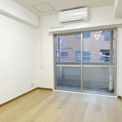 洋室5帖 池袋徒歩3分 平和通り沿いの角にある賃貸マンション 高橋乾幸ビル 301号室は和室を洋室にリフォームした綺麗なお部屋です。大きめのバルコニーとエアコン2台設置済みが人気の物件となります