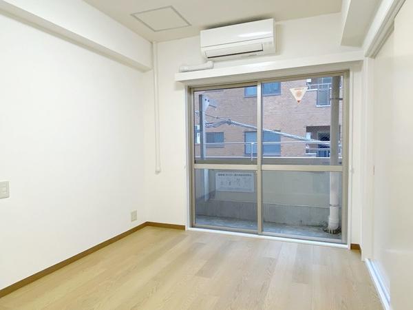洋室5帖 池袋徒歩3分 平和通り沿いの角にある賃貸マンション 高橋乾幸ビル 301号室は和室を洋室にリフォームした綺麗なお部屋です。大きめのバルコニーとエアコン2台設置済みが人気の物件となります