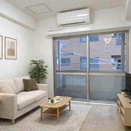高橋乾幸ビル 池袋徒歩3分 平和通り沿いの角にある賃貸マンション 高橋乾幸ビル 301号室は和室を洋室にリフォームした綺麗なお部屋です。大きめのバルコニーとエアコン2台設置済みが人気の物件となります