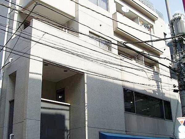 エントランス 池袋徒歩3分 平和通り沿いの角にある賃貸マンション 高橋乾幸ビル 301号室は和室を洋室にリフォームした綺麗なお部屋です。大きめのバルコニーとエアコン2台設置済みが人気の物件となります