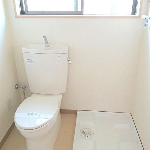 池袋本町 アゼリアハイツ池袋201 トイレと脱衣所に室内洗濯機置き場 池袋本町のアパート アゼリアハイツ池袋です 2009年にリノベーションされた綺麗な物件です。