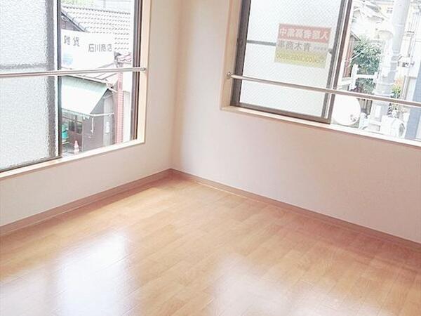池袋本町 アゼリアハイツ池袋201 洋室6帖 池袋本町のアパート アゼリアハイツ池袋です 2009年にリノベーションされた綺麗な物件です。