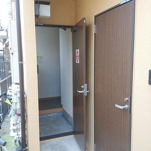 池袋本町のアパート アゼリアハイツ池袋は1階玄関から靴を脱いで階段を上ります 池袋本町のアパート アゼリアハイツ池袋です 2009年にリノベーションされた綺麗な物件です。
