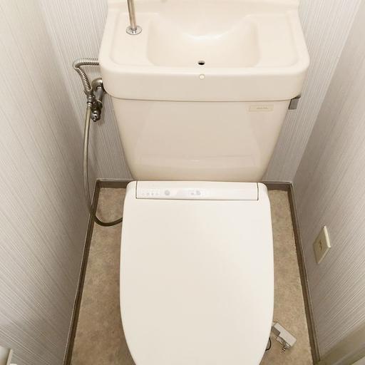 トイレ クレインヴィレッジ401 バス・トイレ別のトイレです。残置物のウオシュレットを使用可能です