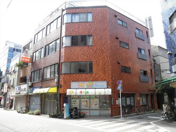 外観 成田ハイツは池袋駅徒歩7分と通勤通学に便利な立地です。駅からの帰り道にドンキホーテ北池袋店、ローソン、ピアゴがあり買い物もらくらくです。