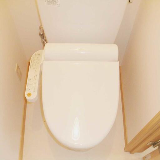 トイレ トイレ ウォシュレット設置済みです 窓があり換気できます