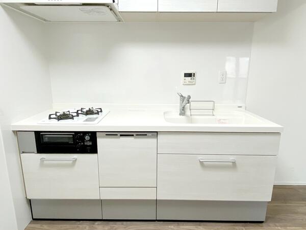 キッチン 広めのキッチン天板は人工大理石でお掃除らくらく、食洗器付きで使いやすい