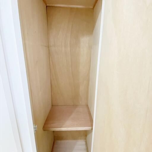 収納 アゼリア青新ビル605号室(同タイプ 別の部屋の写真です) トイレ回りに収納があります 掃除機等を収納しておくのにピッタリです