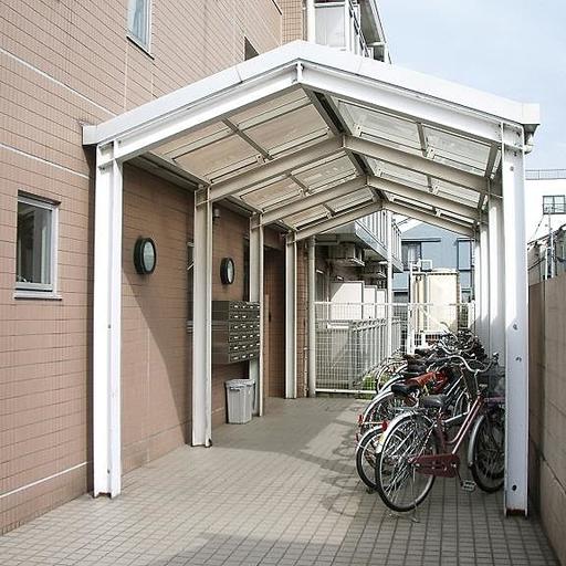 エントランスと駐輪場 パークアゼリア 池袋の賃貸マンション パークアゼリアです。オートロック、バス・トイレ別の1Kで立教大学の学生にも人気です 新しく開通したみたけ通り沿いで帰り道は明るく安心 目の前にファミリーマート池袋3丁目店がありとても便利です