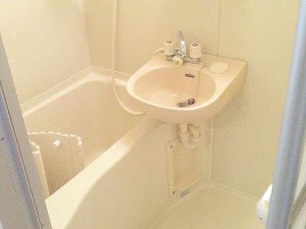 お風呂 パークアゼリア 池袋の賃貸マンション パークアゼリアです。オートロック、バス・トイレ別の1Kで立教大学の学生にも人気です 新しく開通したみたけ通り沿いで帰り道は明るく安心 目の前にファミリーマート池袋3丁目店がありとても便利です