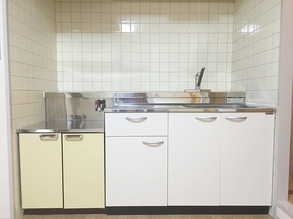 クレインヴィレッジ３０６号室のキッチンはガスコンロ２口設置可能です。まな板を置くスペースもある広めタイプでお料理らくらく