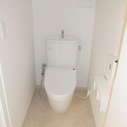 トイレ アゼリア青新ビル903号室のトイレです。バス・トイレ別でウォシュレットです