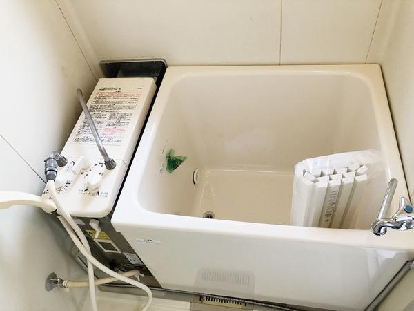 第1江原青木ハイム バス・トイレ別のお風呂です バス・トイレ別のお風呂です。バランス釜は追い炊き可能な点がメリット大ですね。