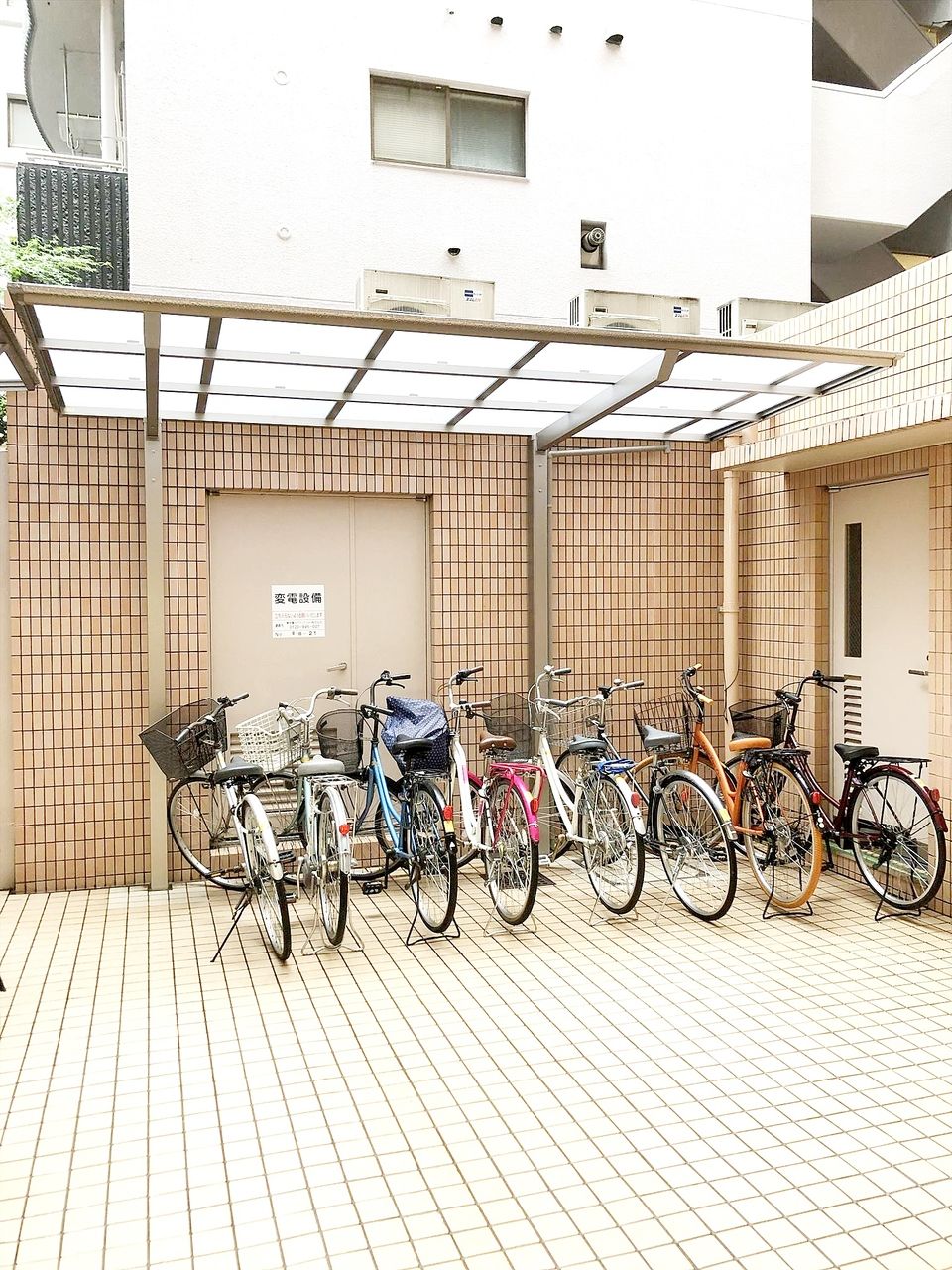 池袋の貸事務所　アゼリア青新ビルの自転車置き場です。各室１台まで無料です。2015年に雨除けを設置しました。