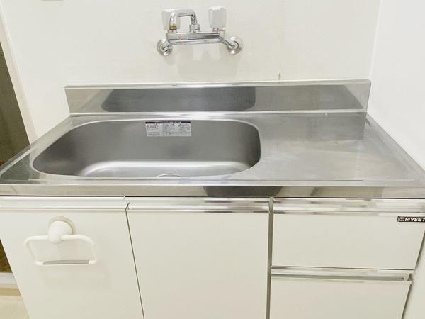 キッチン アゼリア青新ビル505号室 キッチンが独立しています。キッチン下にミニ給湯器がありお湯も使用可能です
