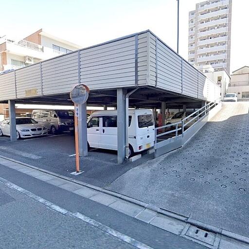 外観 池袋の貸駐車場です。平置き舗装の2階建てです。空き予定の内に次の方が決まることも多い人気の物件です