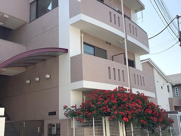 外観 ヴェル・エアー 春には真っ赤な薔薇の咲く綺麗な建物で閑静な住宅街にあります。ここは本当に池袋?と思うことあります。
