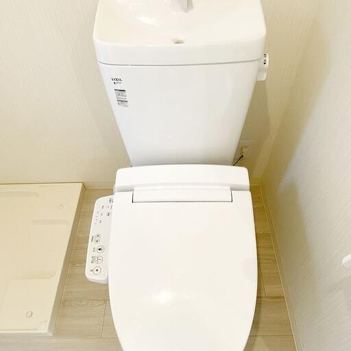 バス・トイレ別のトイレです。ウォシュレットです(同タイプの部屋です) 豊島区千早の賃貸マンション オーレ池袋西 脱衣所にトイレあります。ウォシュレットです