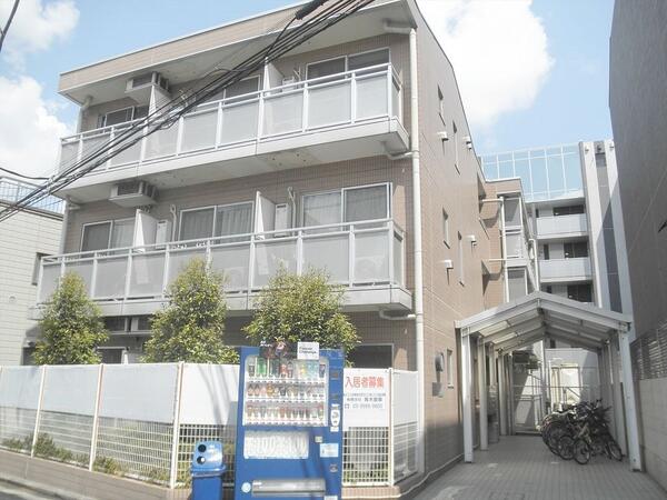 外観 パークアゼリア 池袋の賃貸マンション パークアゼリアです。オートロック、バス・トイレ別の1Kで立教大学の学生にも人気です 新しく開通したみたけ通り沿いで帰り道は明るく安心 目の前にファミリーマート池袋3丁目店がありとても便利です