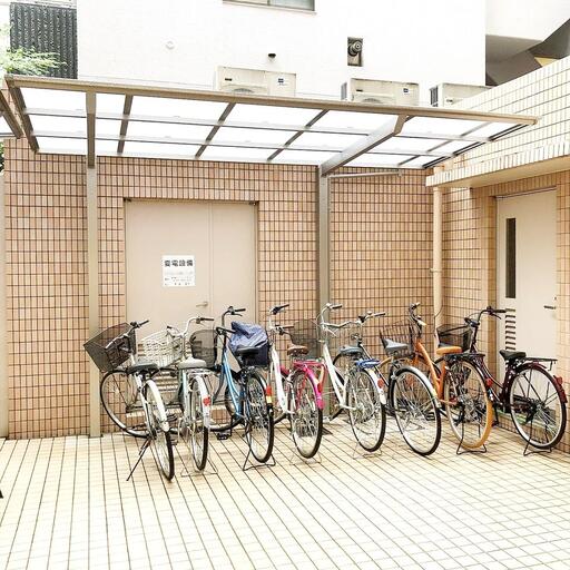 自転車置き場 アゼリア青新ビルは各室1台自転車が無料で駐輪できます。2016年に屋根を設置しさらに便利になりました