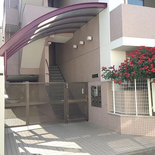 エントランス エントランスに屋根がありオートロック開錠時に雨に濡れません