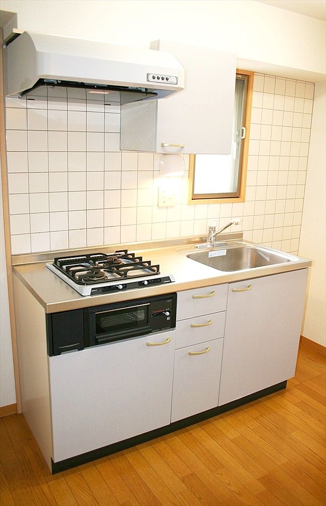 キッチンはガスコンロ２口設置済みです。グリルもあるので料理もらくらくです。