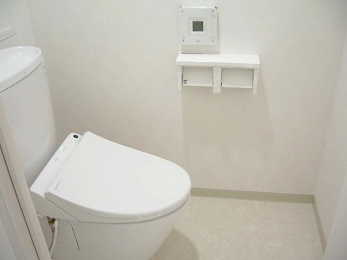 アゼリア青新ビル　1102号室のトイレは白を基調としたきれいな空間です。ウォシュレット設置済みです