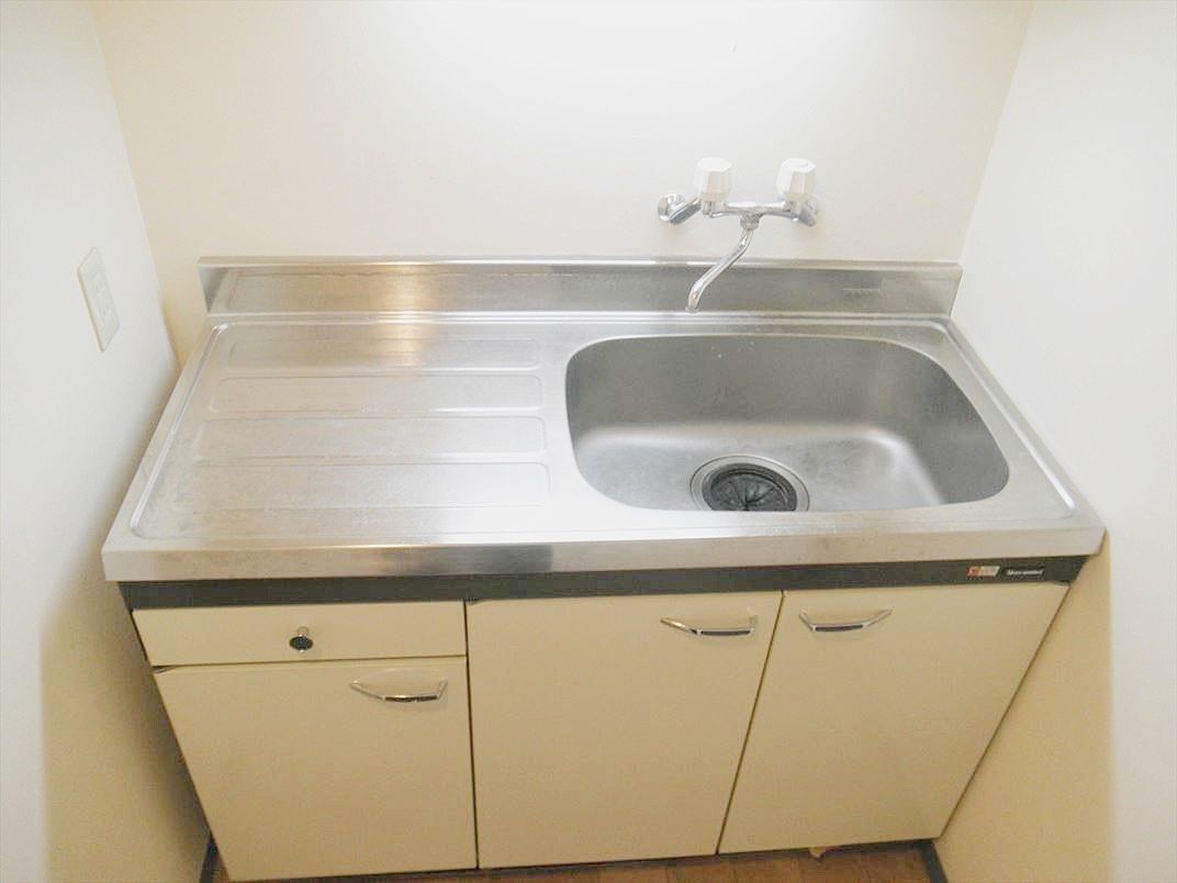 アゼリア青新ビル803号室はキッチンが独立しており、お客様に見えない点が好評です。キッチン下にミニ給湯がありお湯も使えます