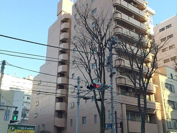 外観 アゼリア青新ビル 池袋の貸事務所 アゼリア青新ビルです。劇場通り沿いの視認性の高い物件です