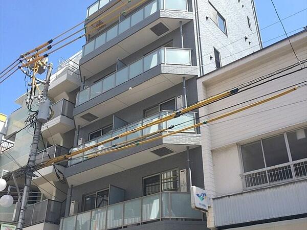 外観 2016年築の綺麗な建物ラ・パーチェ池袋。池袋から徒歩6分と通勤通学に便利です。近くにコンビニ・スーパーもあるので買い物もらくらく。オートロック・防犯カメラ・ダブルロックと高セキュリティで女性の方も安心です